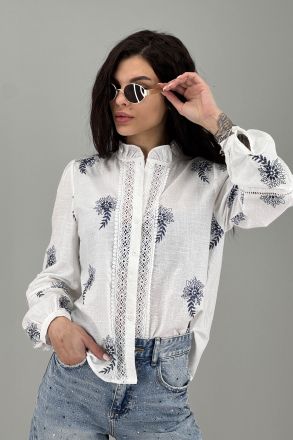 Дамска риза в бяло със синя бродерия