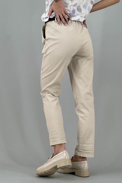 Дамски панталон със стеснена линия и класическа талия в екрю