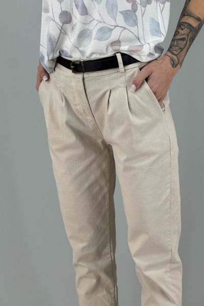 Дамски панталон със стеснена линия и класическа талия в екрю