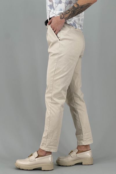 Дамски панталон със стеснена линия и класическа талия в екрю