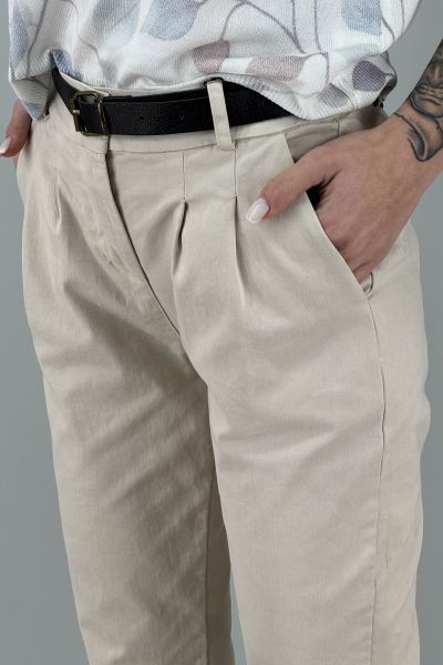 Дамски панталон със стеснена линия и класическа талия в екрю