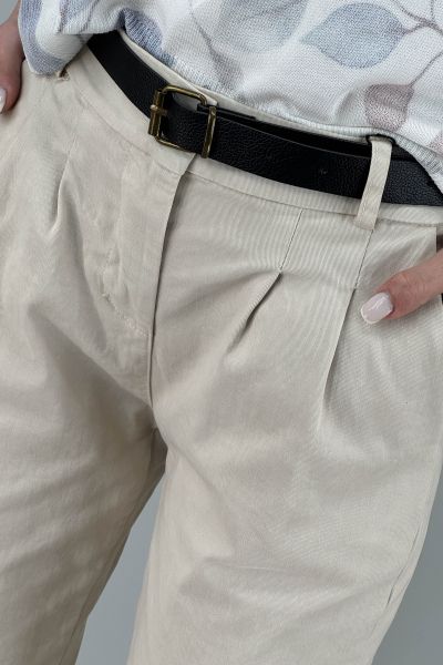 Дамски панталон със стеснена линия и класическа талия в екрю