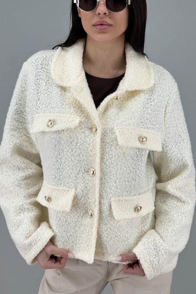 Дамско палто в бяло крем с декоративни копчета