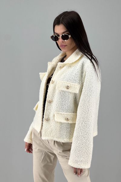 Дамско палто в бяло крем с декоративни копчета