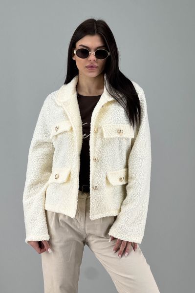 Дамско палто в бяло крем с декоративни копчета