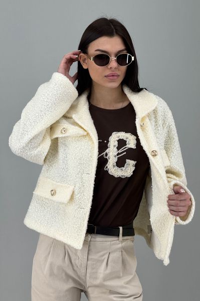 Дамско палто в бяло крем с декоративни копчета