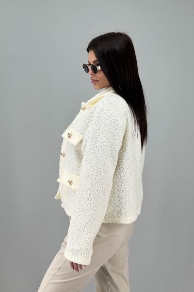 Дамско палто в бяло крем с декоративни копчета