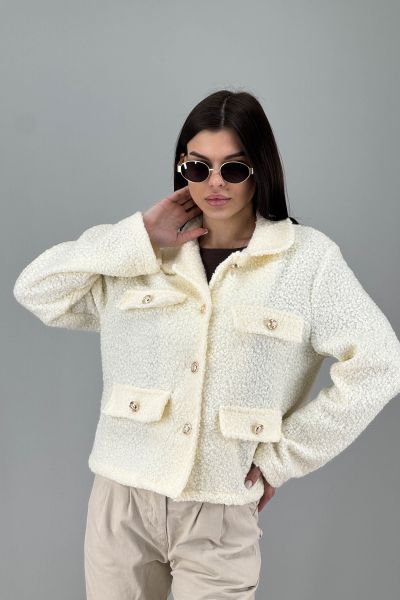 Дамско палто в бяло крем с декоративни копчета