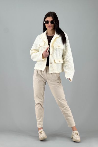 Дамско палто в бяло крем с декоративни копчета