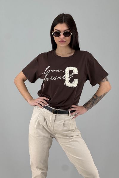 Дамска тениска с апликация и графичен надпис в тъмно кафяво