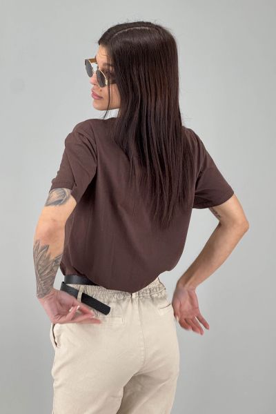 Дамска тениска с апликация и графичен надпис в тъмно кафяво