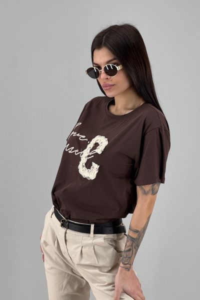 Дамска тениска с апликация и графичен надпис в тъмно кафяво