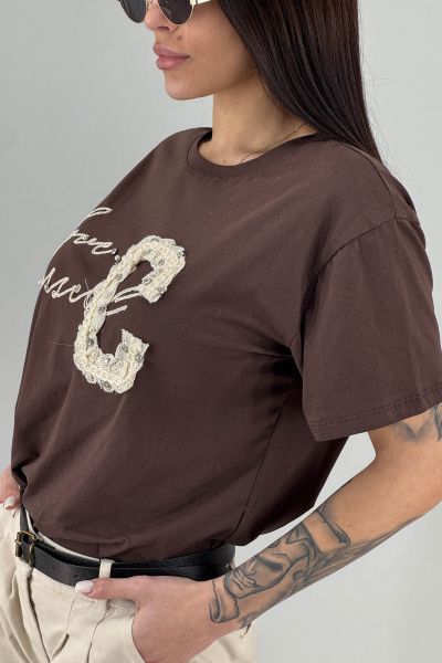 Дамска тениска с апликация и графичен надпис в тъмно кафяво