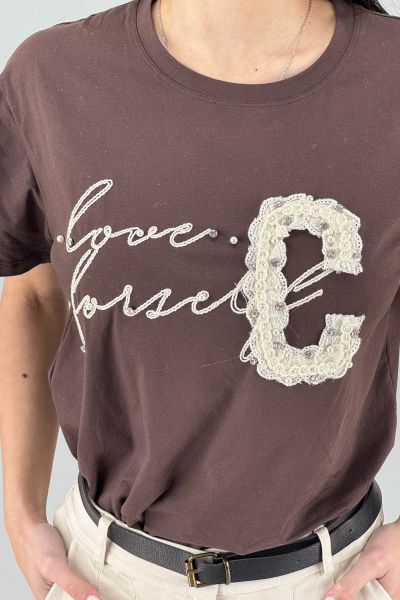Дамска тениска с апликация и графичен надпис в тъмно кафяво