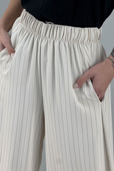 Дамски панталон с плисе и свободна линия