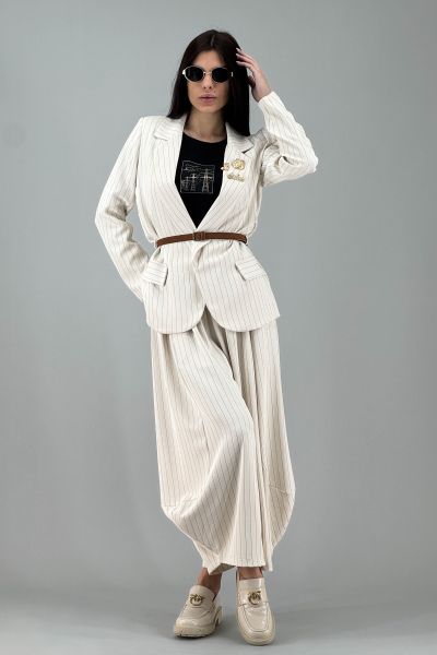 Дамски панталон с плисе и свободна линия