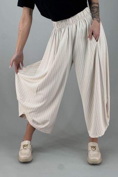 Дамски панталон с плисе и свободна линия