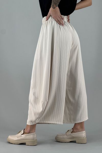 Дамски панталон с плисе и свободна линия