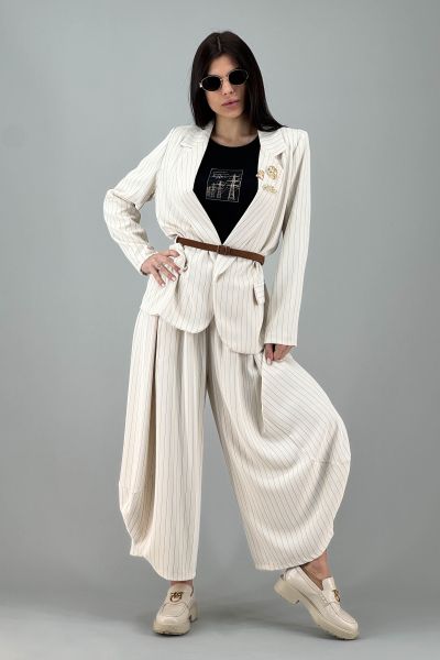 Дамски панталон с плисе и свободна линия