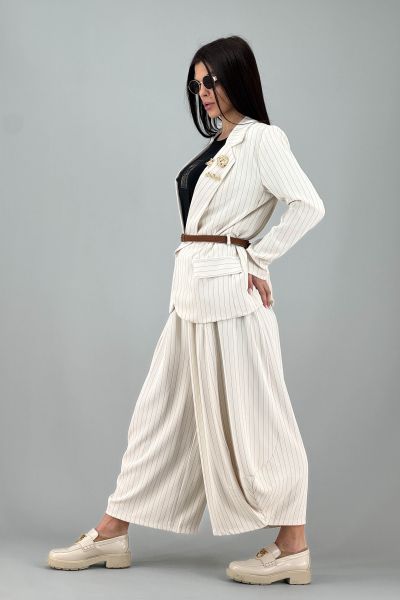Дамски панталон с плисе и свободна линия