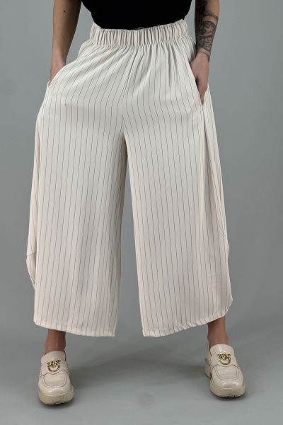 Дамски панталон с плисе и свободна линия