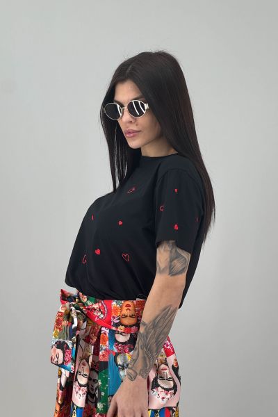 Дамска тениска с мини сърца в черно