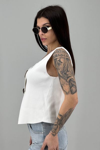 Бутиков елек с дизайнерски копчета бяло