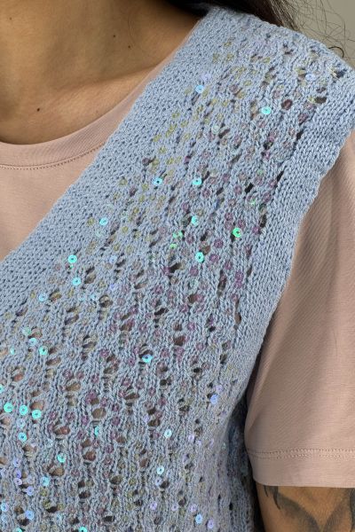 Дамски елек плетиво в светло синьо