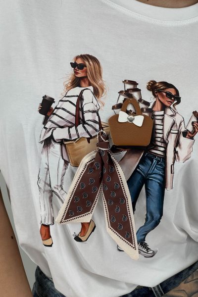 Дамска тениска в илюстративен моден принт