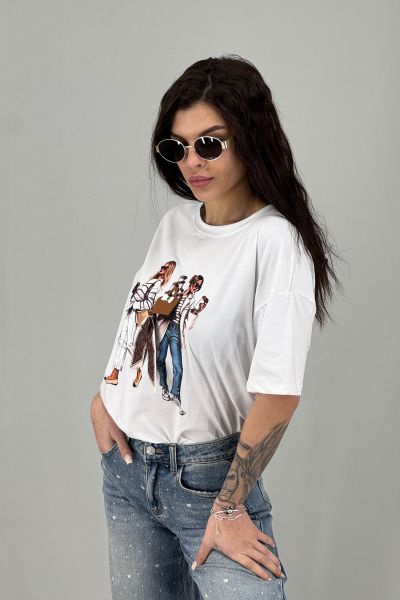 Дамска тениска в илюстративен моден принт