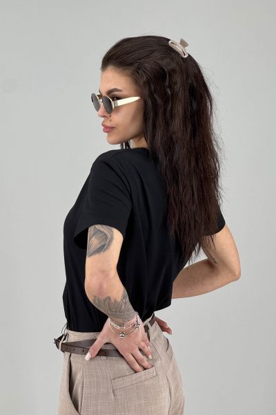 Дамска тениска с артистичен принт в черно