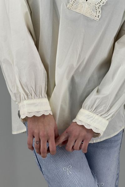 Дамска риза в бяло-крем