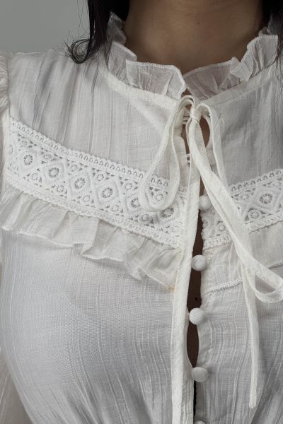 Рокля в бяло