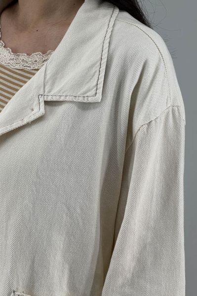 Дамско яке в бяло-крем