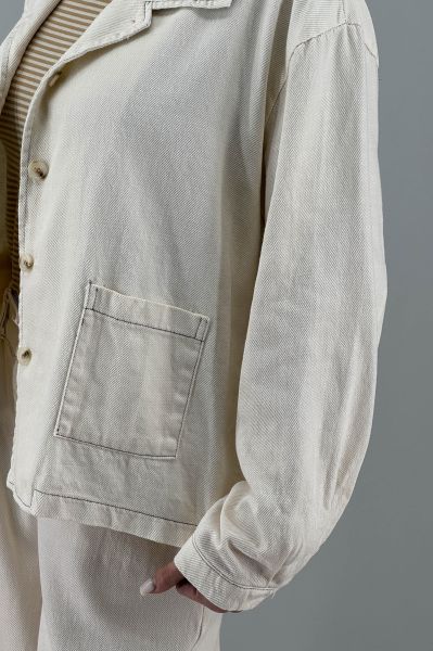 Дамско яке в бяло-крем