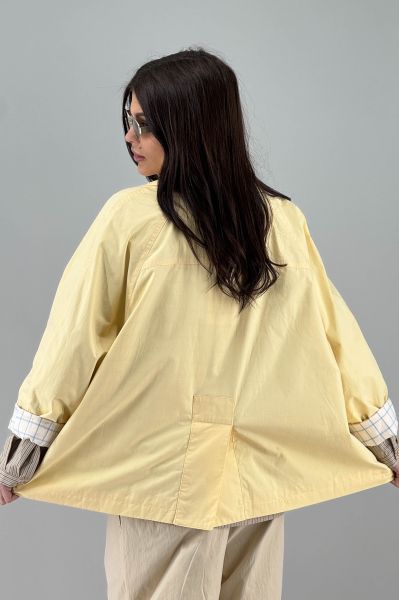 Дамско яке в светло жълто