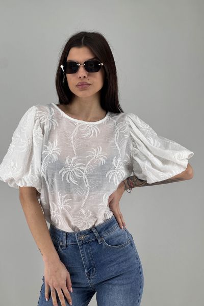 Дамска блуза в бяло с бродерия