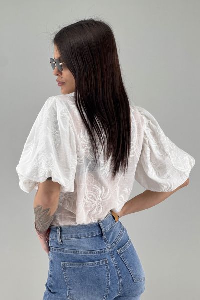 Дамска блуза в бяло с бродерия