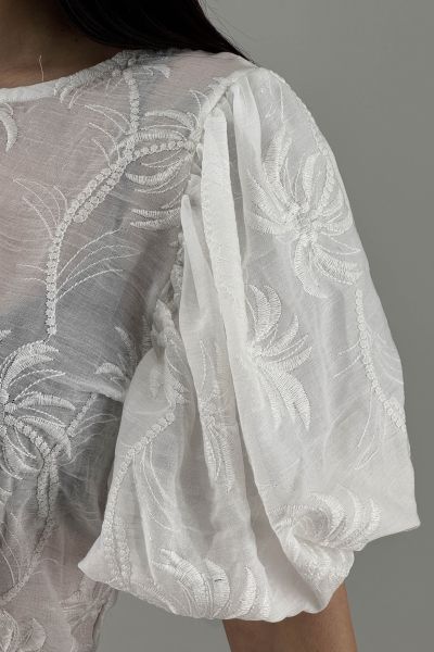 Дамска блуза в бяло с бродерия