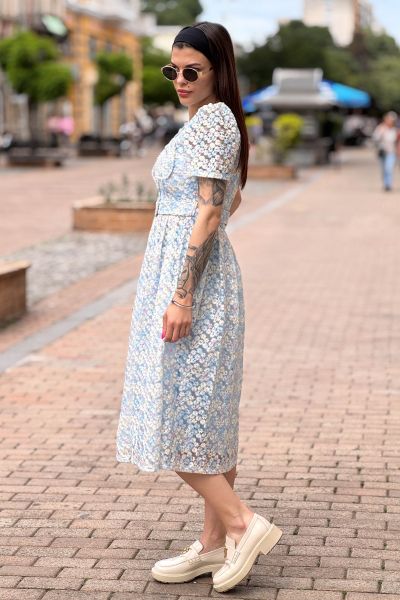 Дантелена рокля в светло синьо
