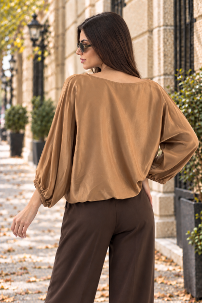 Дамска сатенена блуза със свободен силует в карамелено